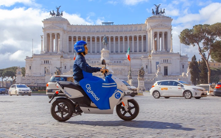 Scooter sharing: Cityscoot porterà 500 scooter nella città di Roma