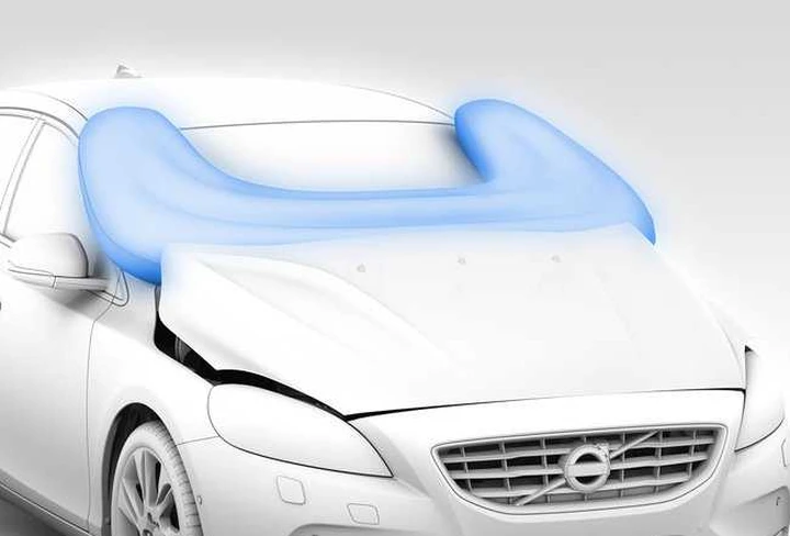Volvo V40: prima auto con l'airbag per il pedone