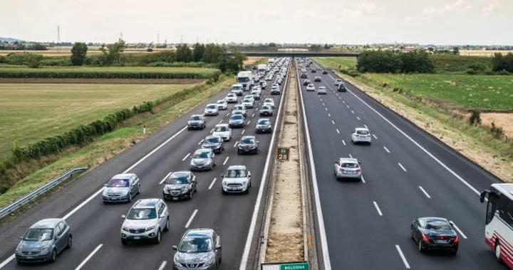 Limite di velocità a 150 km/h in autostrada: vantaggi e svantaggi