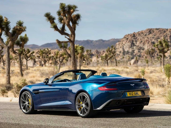 Aston Martin Vanquish Volante: immagini ufficiali