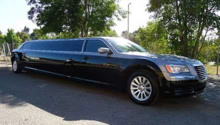 Chrysler 300C Limousine, in vendita su eBay