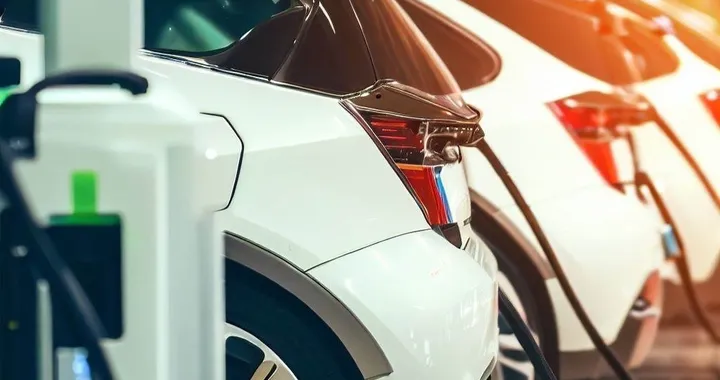 Guida alla ricarica dell'auto elettrica: come fare e dove trovare le stazioni di ricarica