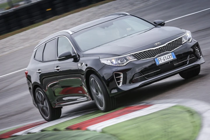 Kia Optima GT, ibrida plug-in e Sportswagon: immagini ufficiali