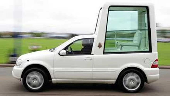 Anche il Papa si converte all'auto elettrica
