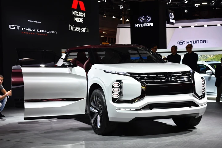 Mitsubishi GT-PHEV Concept al Salone di Parigi 2016