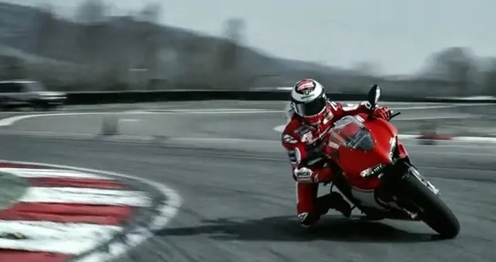 Jorge Lorenzo e la Ducati gareggiano contro un paracadutista