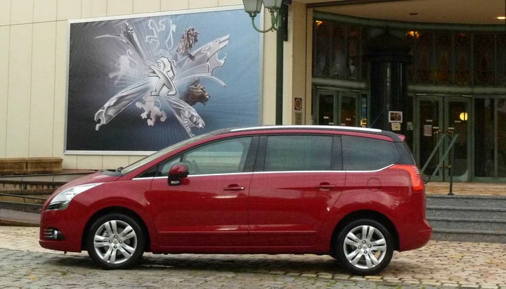 Con la Peugeot 5008 a Sochaux
