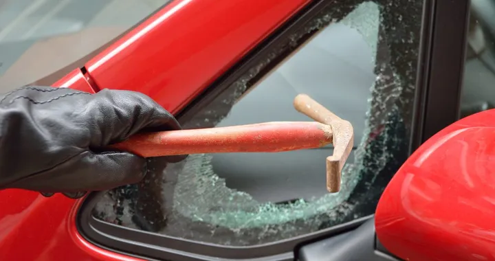 Auto in sosta vandalizzate e scassinate da due giovani: un problema sempre più diffuso