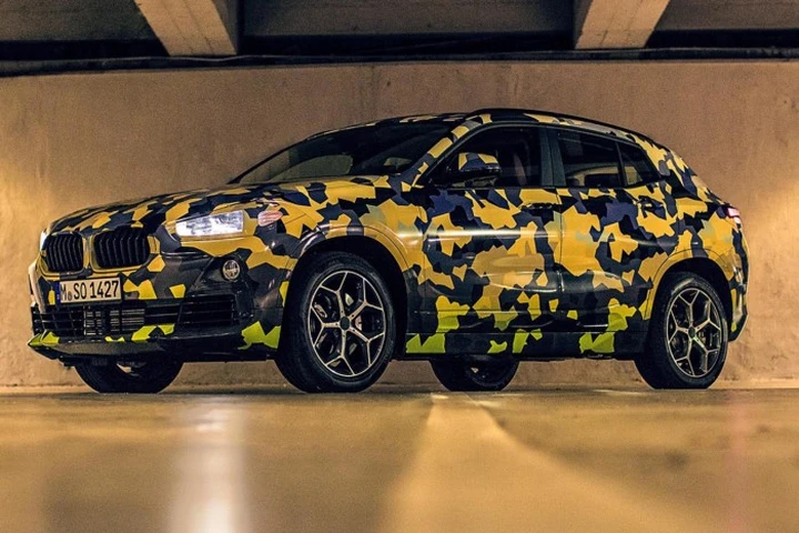 BMW X2, eccola camuffata alla Milano Fashion Week