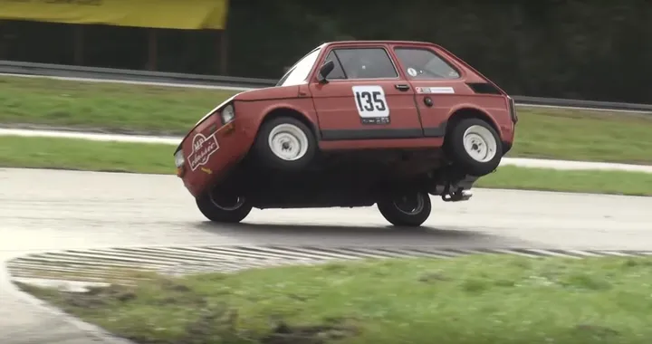 In pista con una Fiat 126 acrobatica [Video]