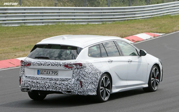 Opel Insignia GSI Sports Tourer: le foto spia