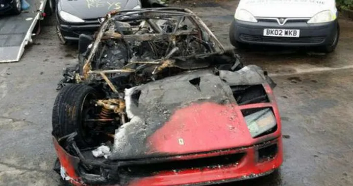 Ferrari F40: prima il restauro, poi le fiamme