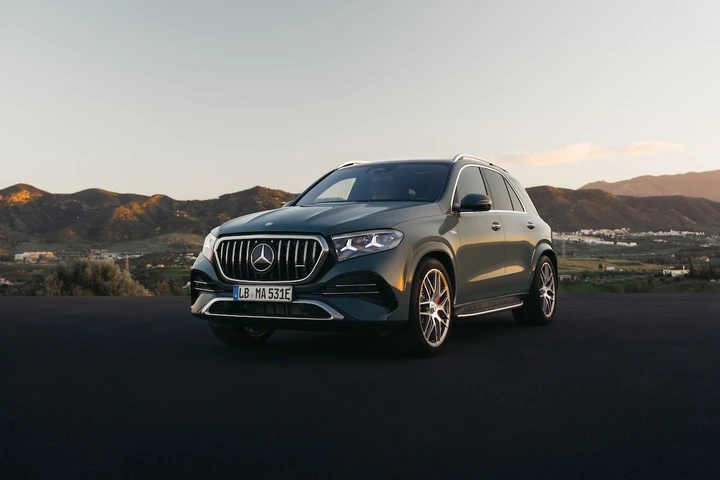 Nuovi SUV Mercedes GLE e GLS: addio tasti, arriva il Superscreen