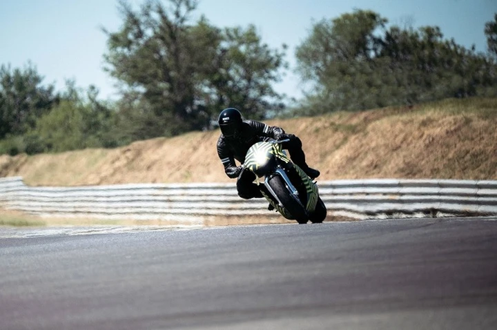 Aston Martin Amb 001: primi test in pista per la hypermoto di Gaydon