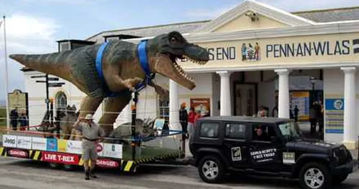 In Inghilterra un dinosauro in Jeep per beneficenza
