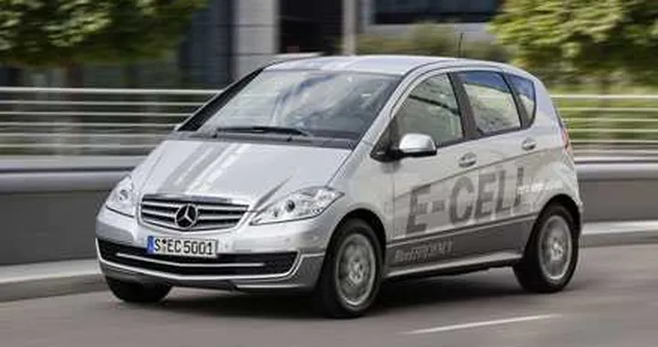 Mercedes testa la ricarica senza fili