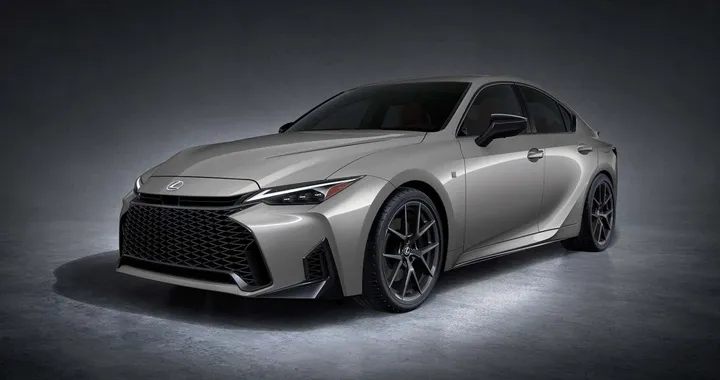 Lexus IS 2026: restyling mirato per la berlina premium giapponese