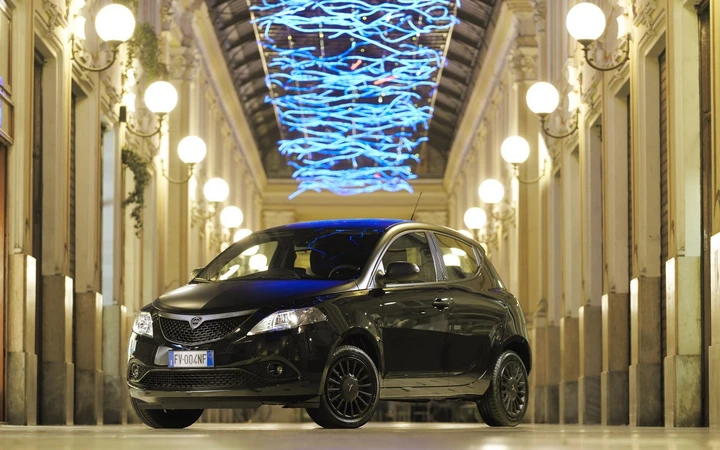 Lancia Ypsilon Black and Noir: eleganza dark
