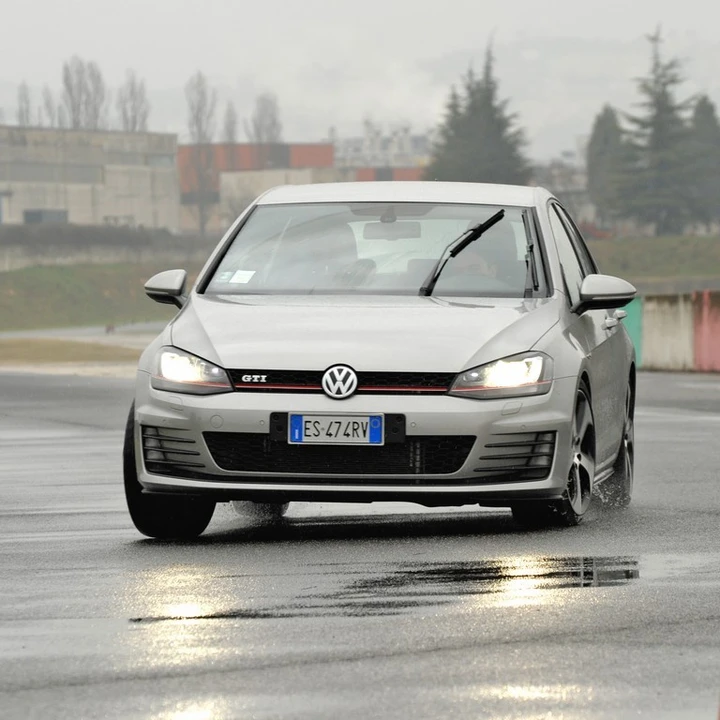 Volkswagen Golf GTI prova su strada