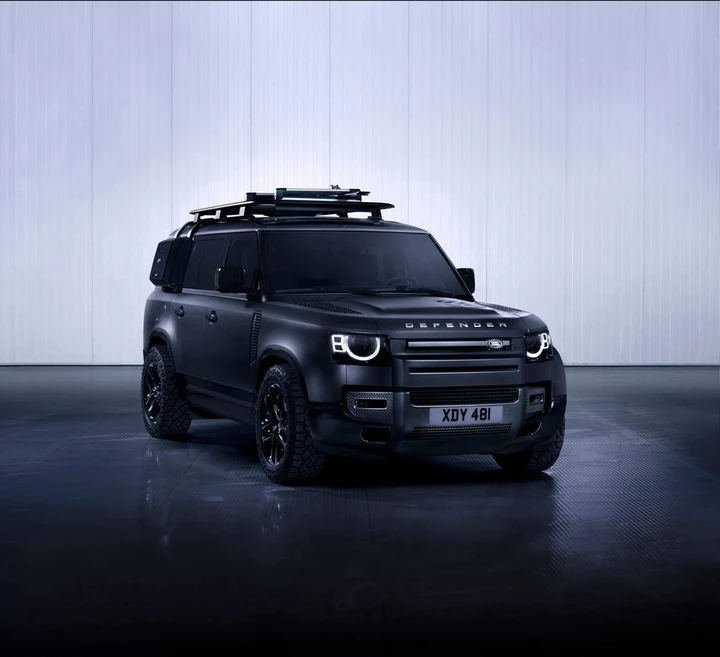 Land Rover Defender 130 Outbound: immagini ufficiali