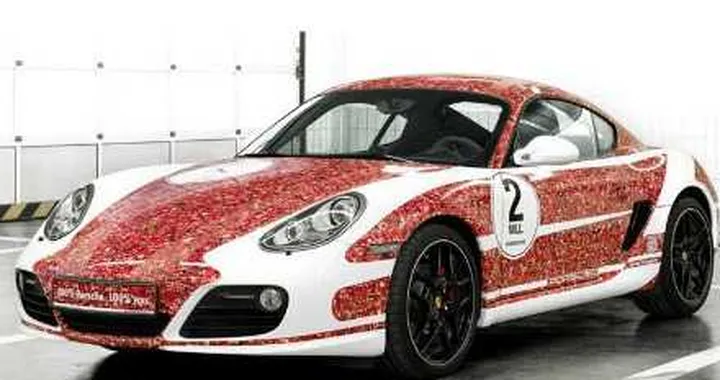 Una Porsche Cayman S speciale per Facebook