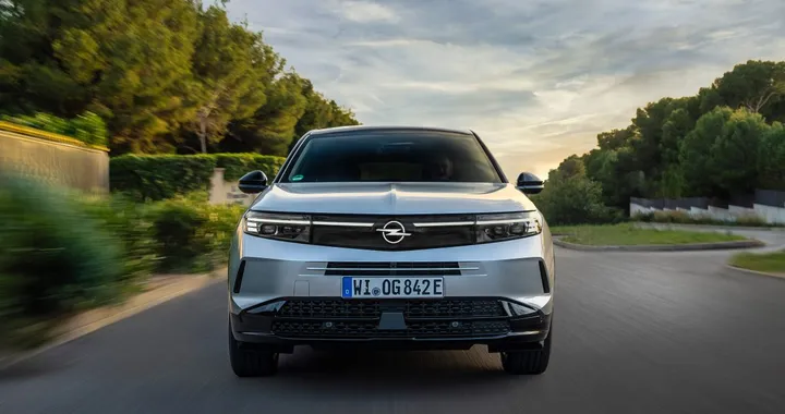 Opel Grandland Plug-in Hybrid, con un'autonomia così può andare dovunque