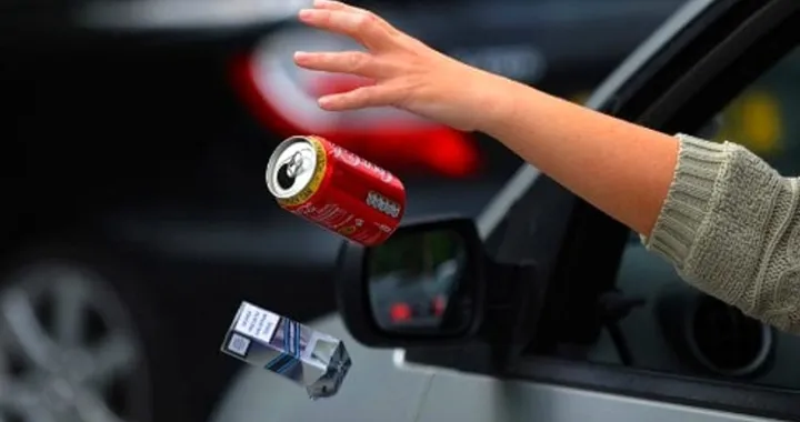 Multe salate e patente sospesa: la stretta contro chi getta rifiuti dall’auto
