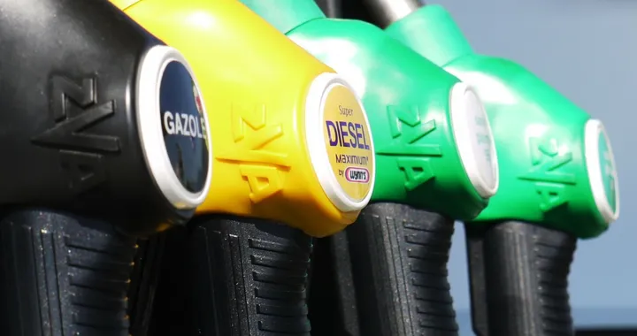 Stili di guida, manutenzione, consumi: dieci consigli per risparmiare carburante