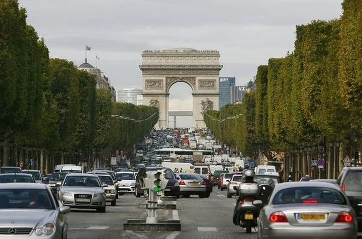 Parigi: dal 2030 stop alle auto benzina e diesel