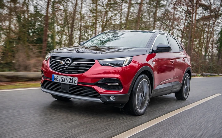 Opel Grandland X Plug-In Hybrid4: il SUV ibrido 4x4 con 300 CV
