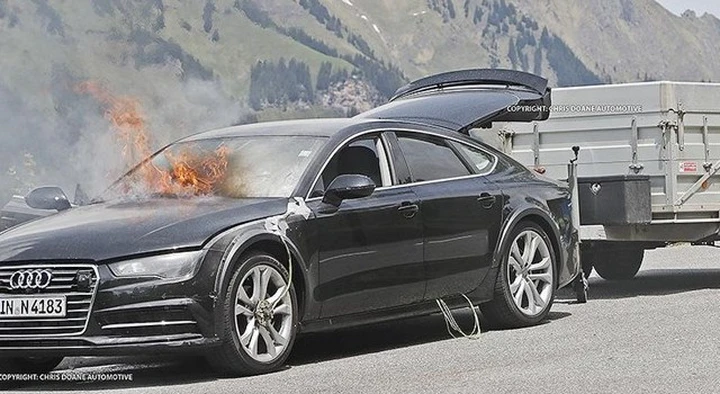 Muletto dell'Audi A7 in fiamme in Austria