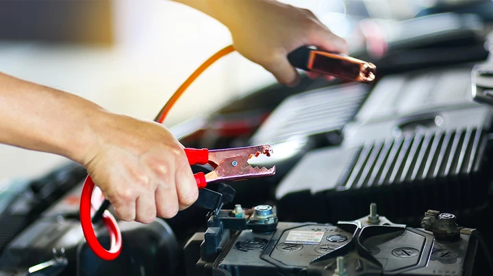 Come avviare un'auto con batteria scarica: guida all'uso dei cavi