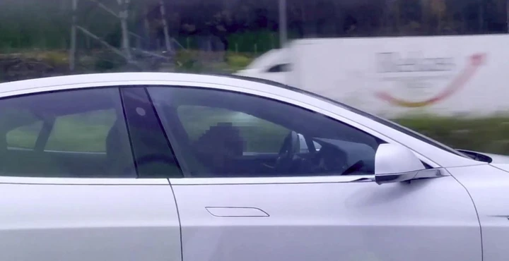 Tesla, ubriaco con l'Autopilot blocca il traffico di una galleria
