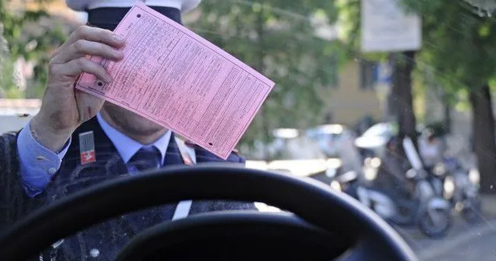 Multato per divieto di sosta, bestemmia e viene nuovamente sanzionato