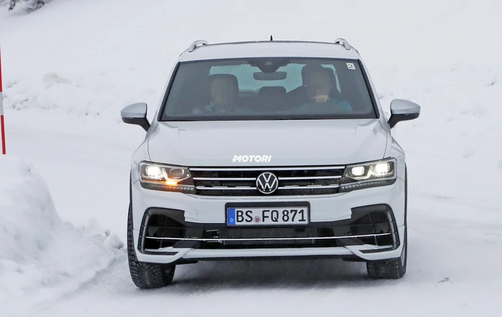 Volkswagen Tiguan R: le foto spia