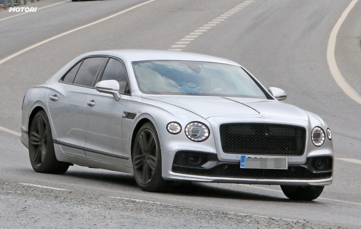 Nuova Bentley Flying Spur Speed: le foto spia