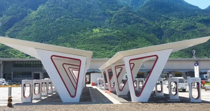 Tesla apre il Supercharger più grande d'Europa ad Aosta