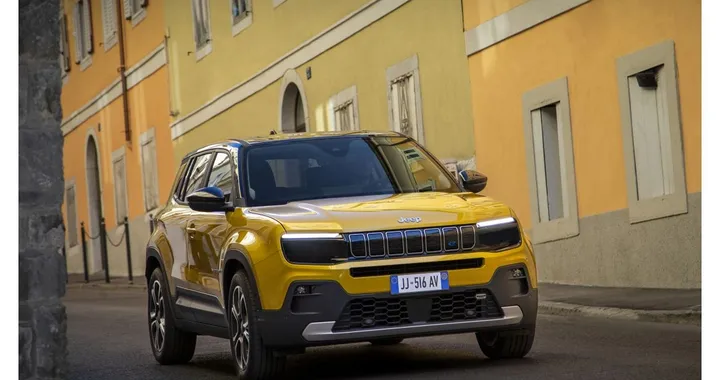Jeep Avenger benzina e elettrica: ecco i prezzi