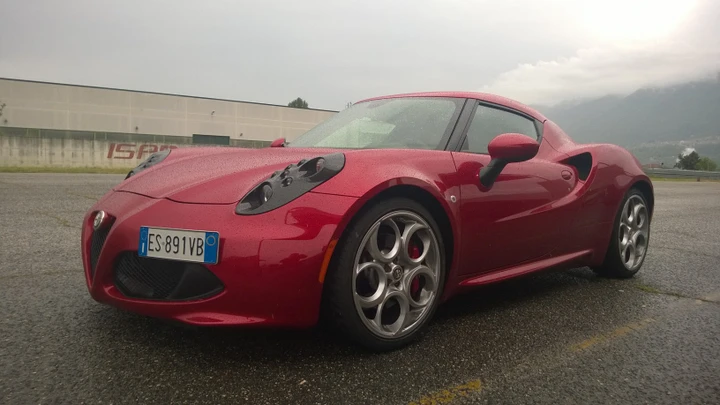 Alfa Romeo 4C: la prova su strada e in pista