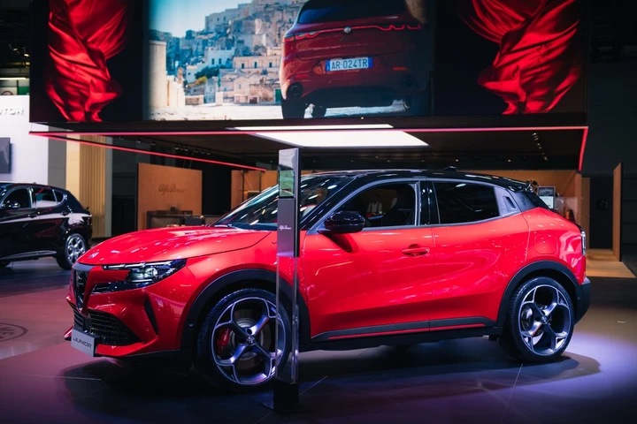 Alfa Romeo Junior Speciale Ibrida: potenza Green da 136 CV al Salone di Parigi