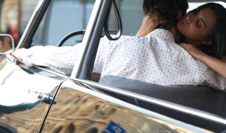 Sesso in auto: galeotta fu la pioggia