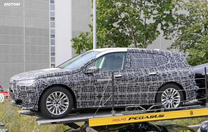 BMW iNext: le foto spia prima del debutto