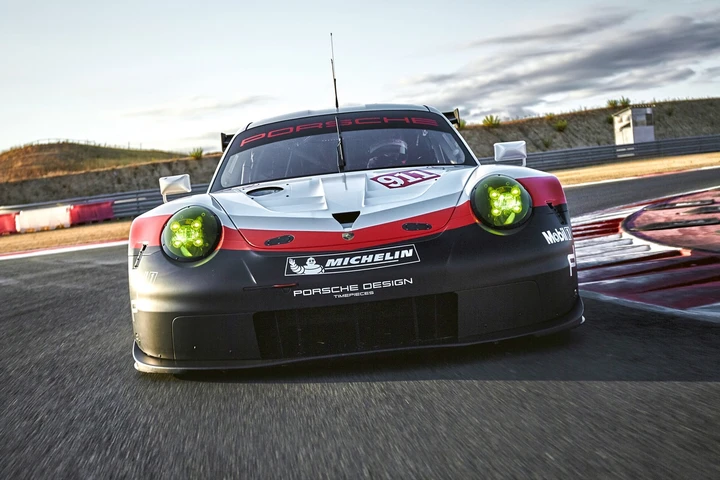 Nuova Porsche 911 RSR: immagini ufficiali