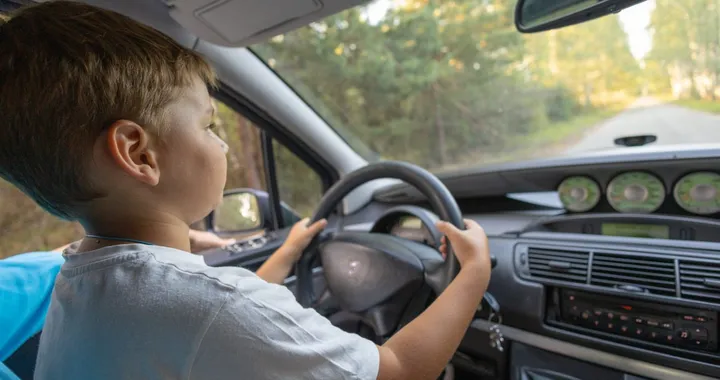 Un bambino di 7 anni ruba il SUV dei genitori per comprare un panino al McDonald's