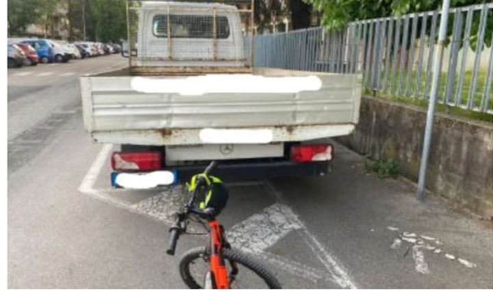 Bimbo in bici multato dopo incidente con camion in sosta vietata, il racconto surreale