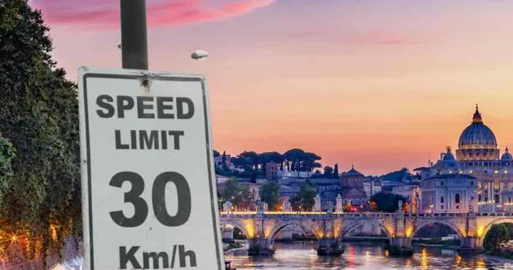 Roma frena, il Comune incassa: mille strade a Zone 30 e autovelox ovunque