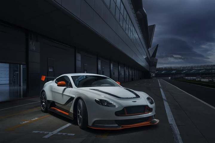 Aston Martin Vantage GT3: le immagini ufficiali