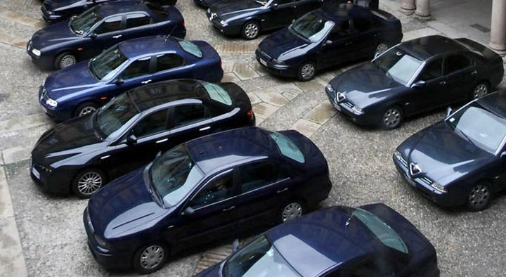 Auto blu in calo in Italia, ma ancora troppe al Sud