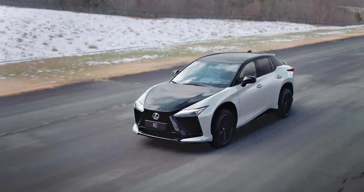 Lexus RZ 450e: il primo veicolo 100% elettrico di Lexus ha cambi di marcia falsi
