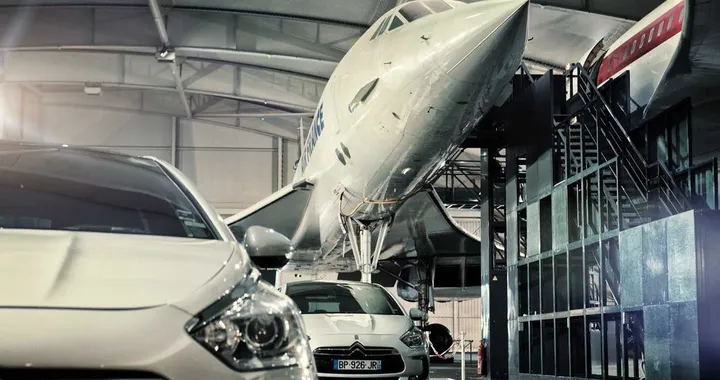 La Citroen DS5 posa con il Concorde